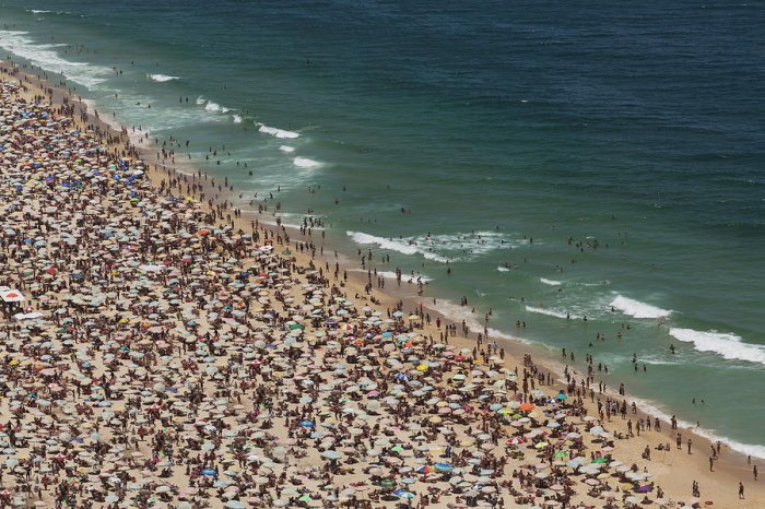 1-crowded-beach-buena-vista-images-522377244.jpg