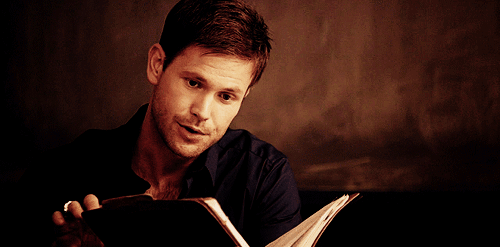 alaric-saltzman-the-vampire-diaries-flipping-through-book.gif