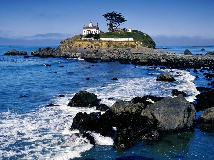 Battery_Point_Lighthouse_Crescent_City_California.jpg