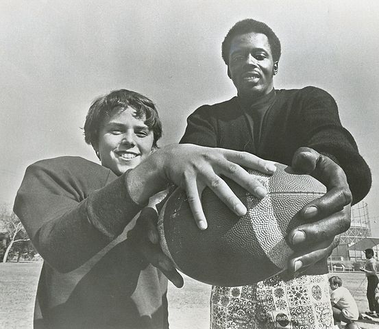 Christopher_Knight_and_Deacon_Jones_in_Brady_Bunch_promo_photo.jpg