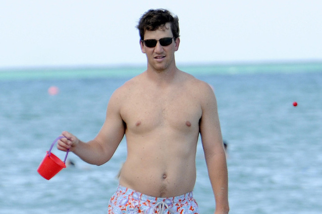 eli-manning-shirtless-pool-04022012-04_crop_650.jpg