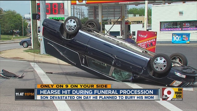 Hearse_hit_during_funeral_procession_1931460000_7475638_ver1.0_640_480.jpg