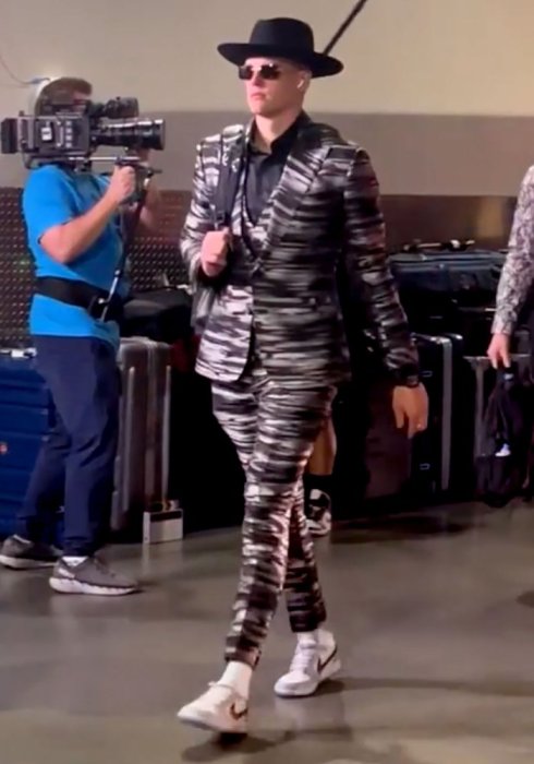 Joe-Borrow-Super-Bowl-Suit.jpg