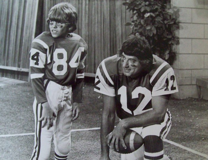 Joe_Namath_Mike_Lookinland_Brady_Bunch_1973.jpg