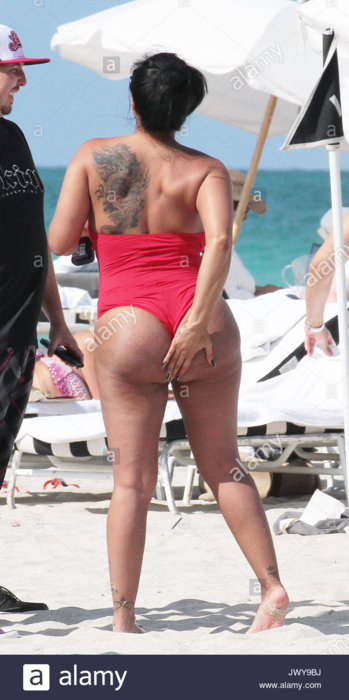kiara-mia-kiara-mia-was-relaxing-on-the-beach-with-friends-in-miami-JWY9BJ.jpg