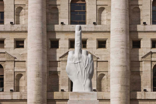 maurizio_cattelan_l-o-v-e_h200__001221@2x.jpg